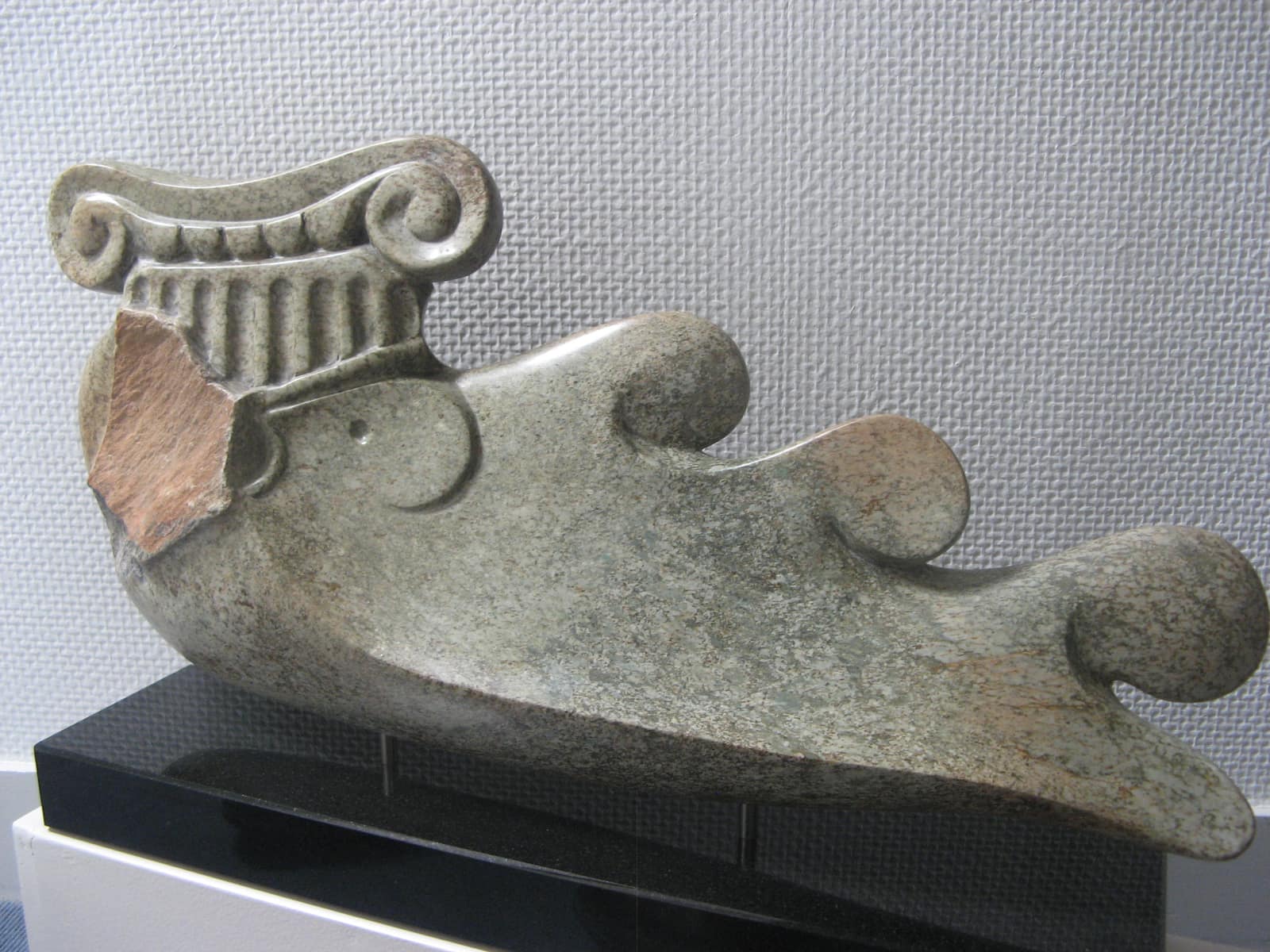 Zonder titel (Ionisch), serpentijn — vooraanzicht.