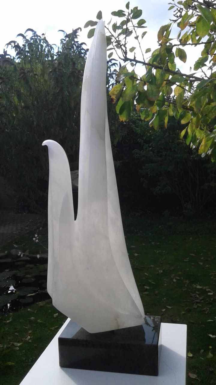 Zonder titel (vlam), marmer — vooraanzicht.