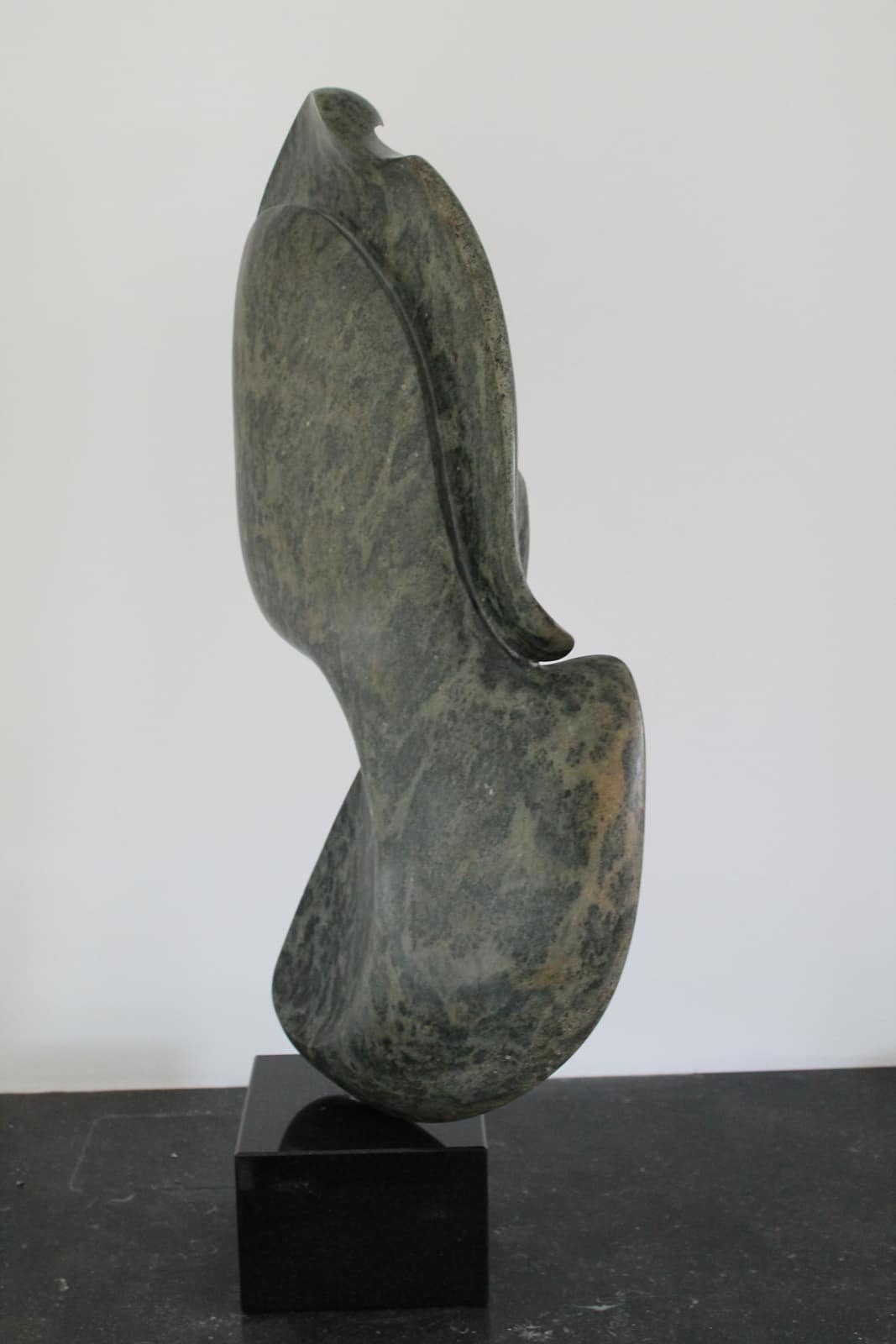 Zonder titel (staande vorm), serpentijn — vooraanzicht.
