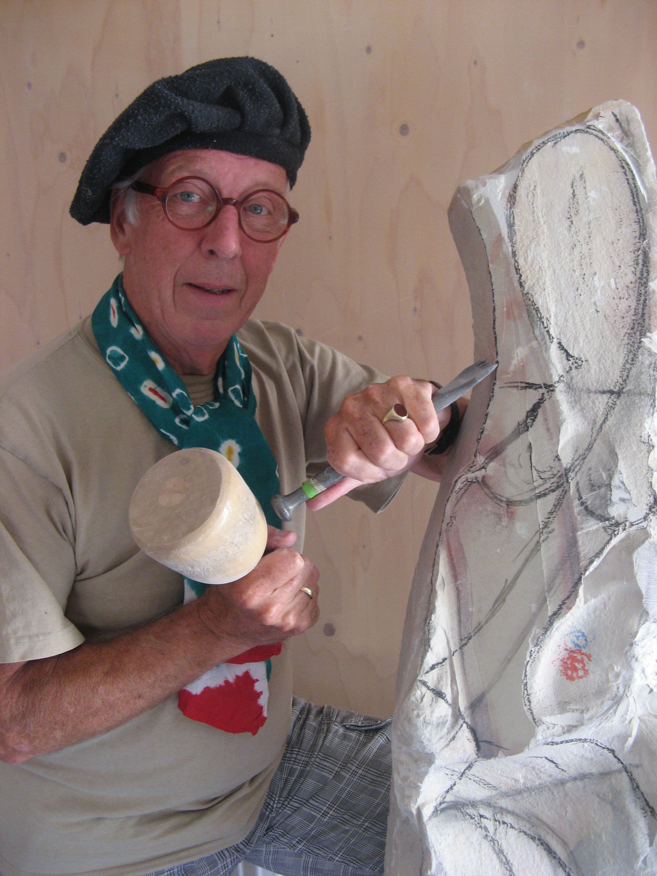 Portret van Gerrit van den Berg in zijn werkplaats.