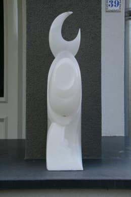 Zonder titel (gehoornde vorm), marmer — vooraanzicht.