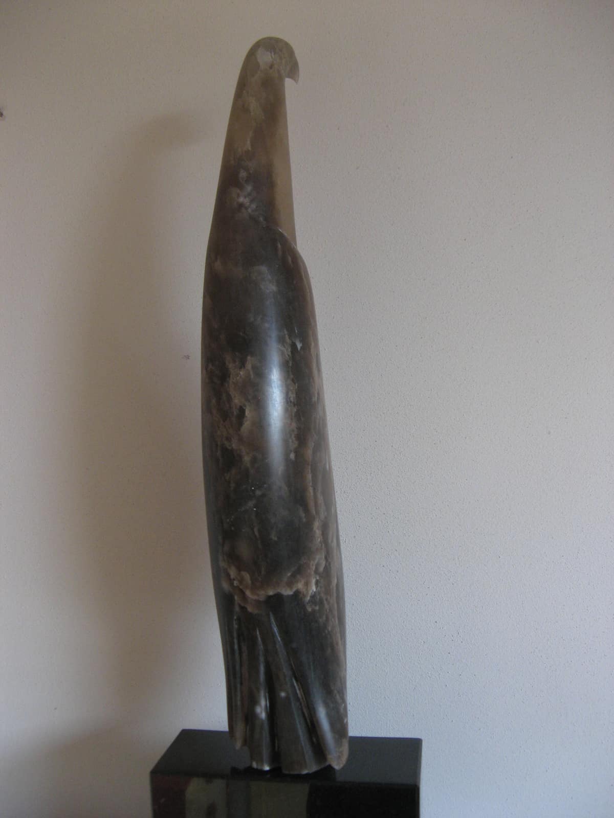 Zonder titel (staande vorm III), serpentijn — vooraanzicht.