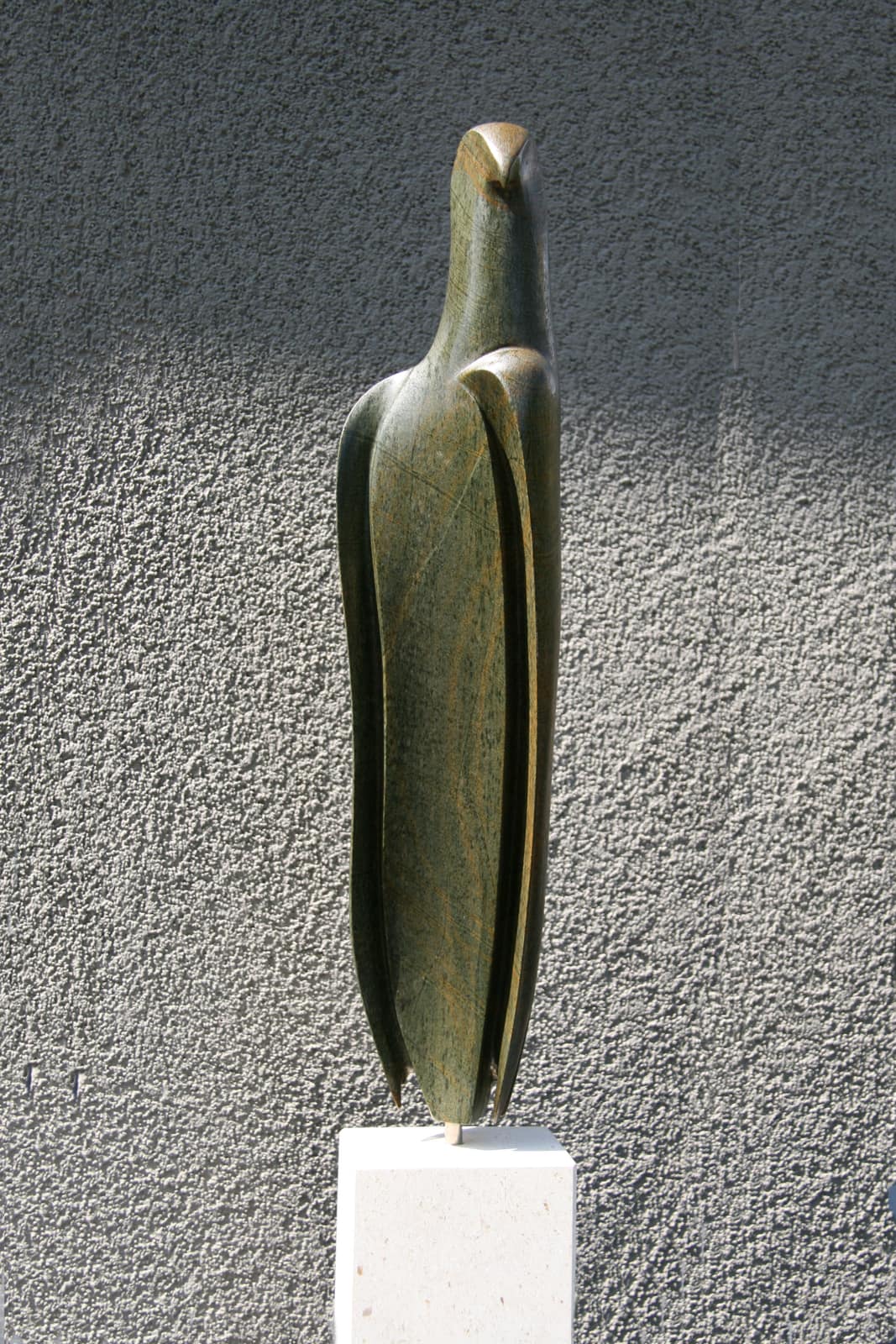 Zonder titel (staande vogel), serpentijn — vooraanzicht.