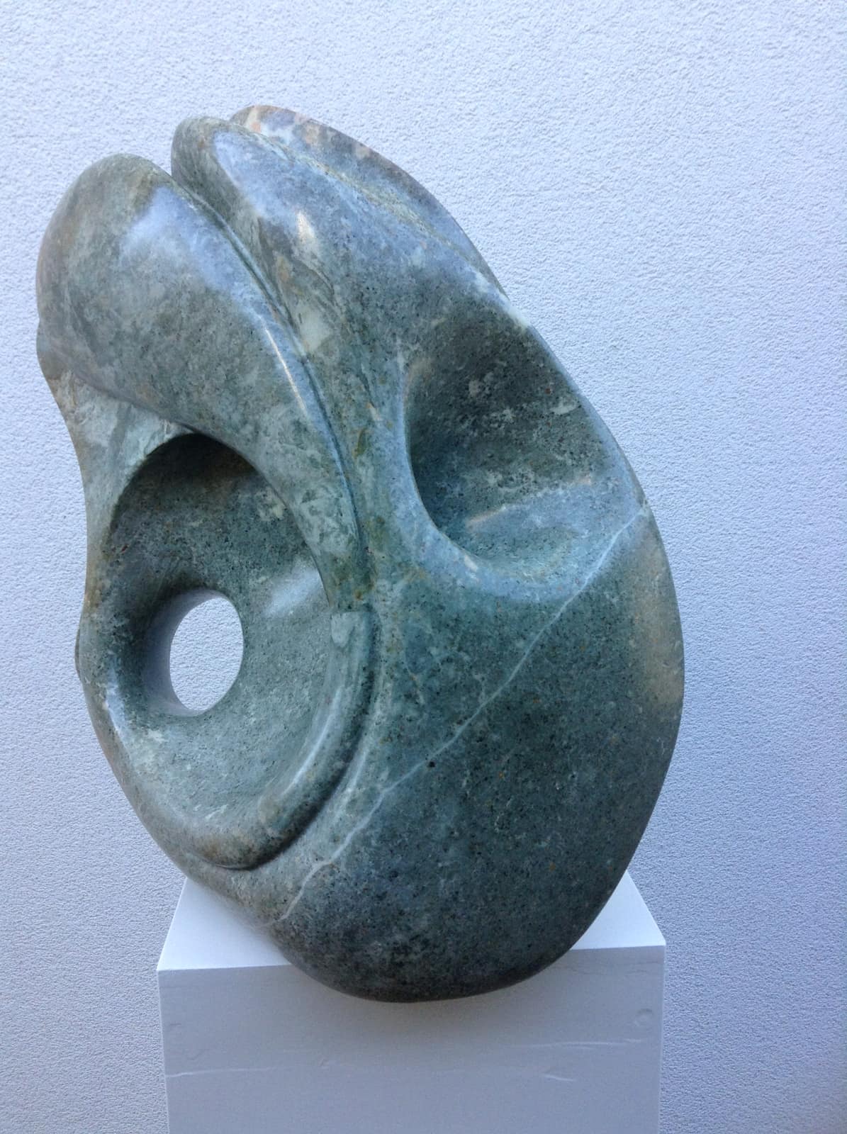 Zonder titel (ovaal met opening), serpentijn — vooraanzicht.