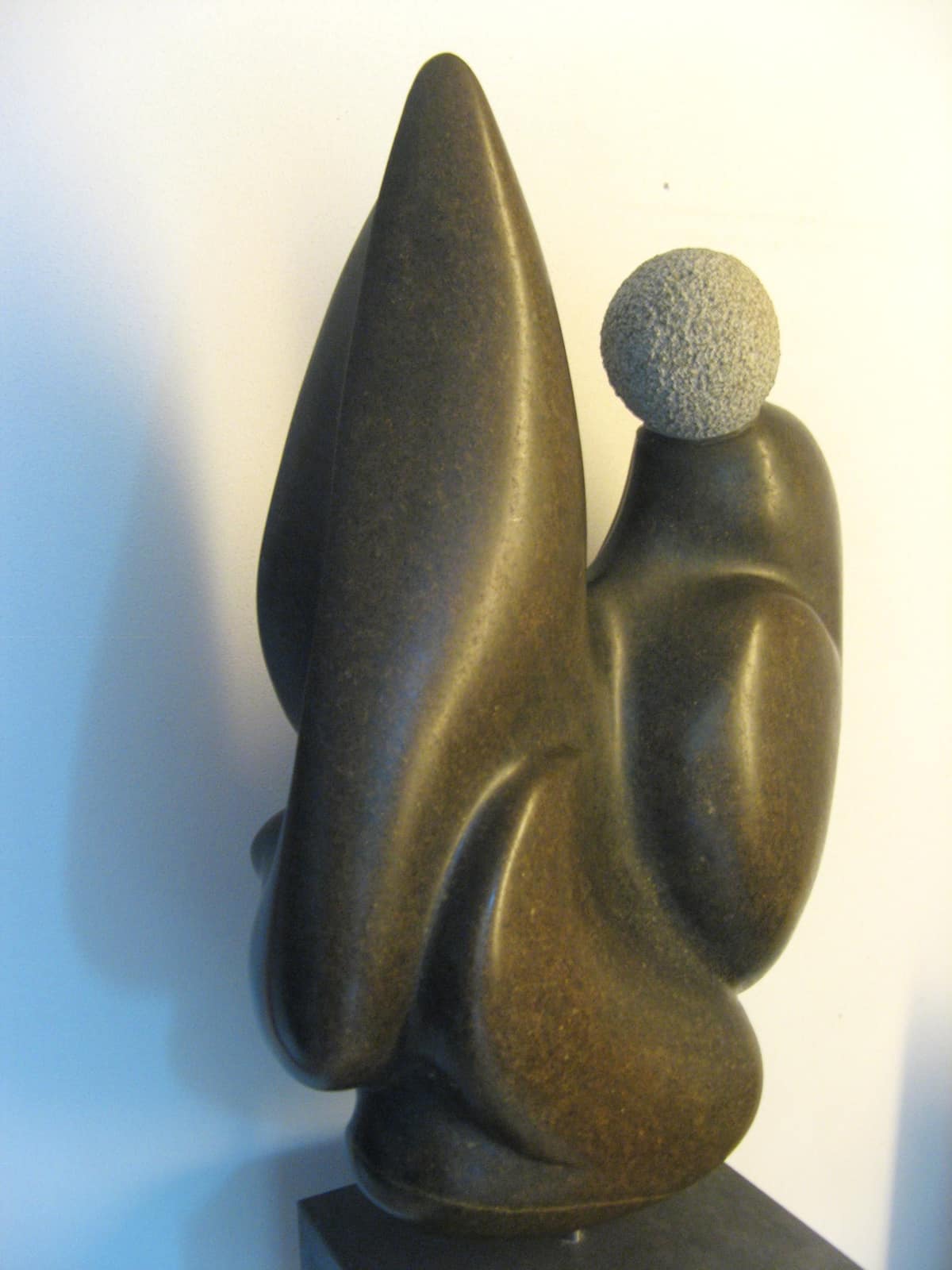 Zonder titel (moeder en kind), brons — vooraanzicht.