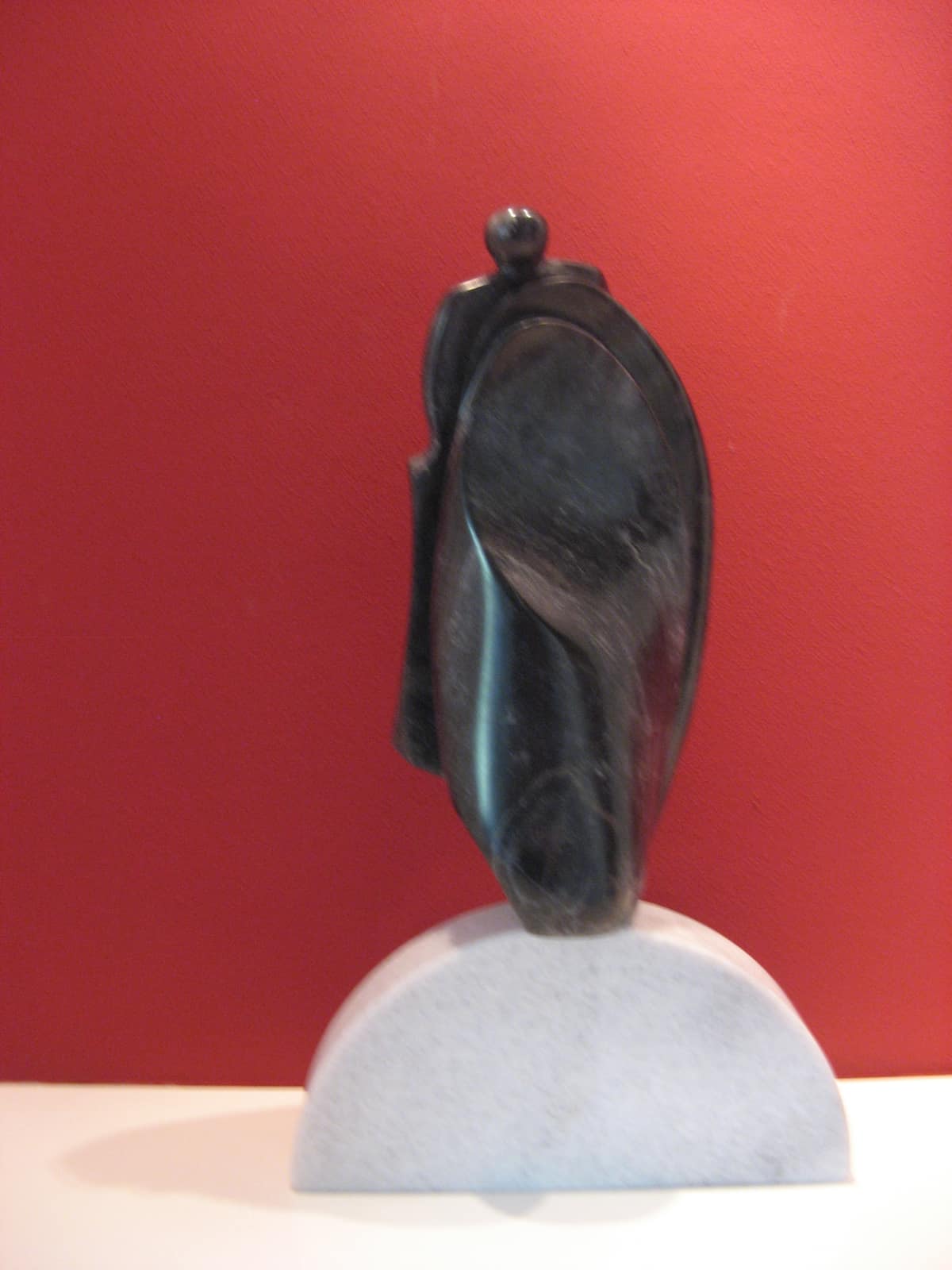 Zonder titel (zwarte vorm II), zwart marmer — vooraanzicht.