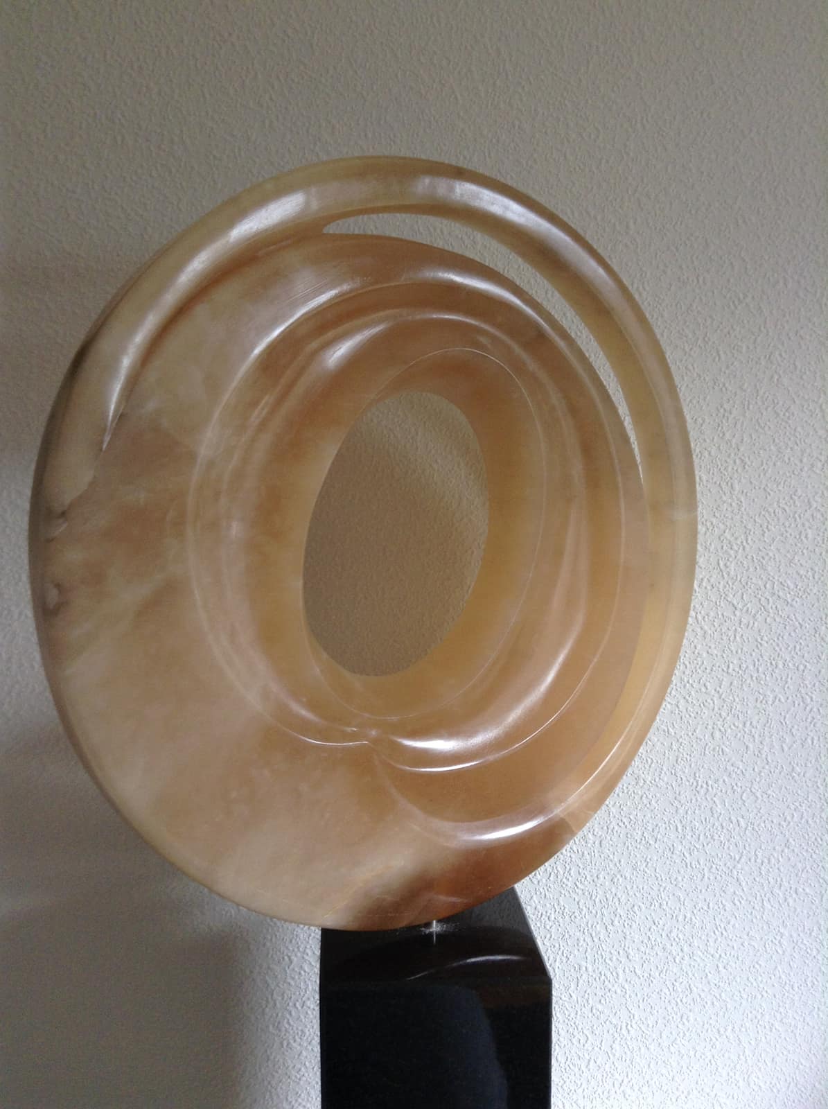 Zonder titel (schijf met opening), albast — vooraanzicht.