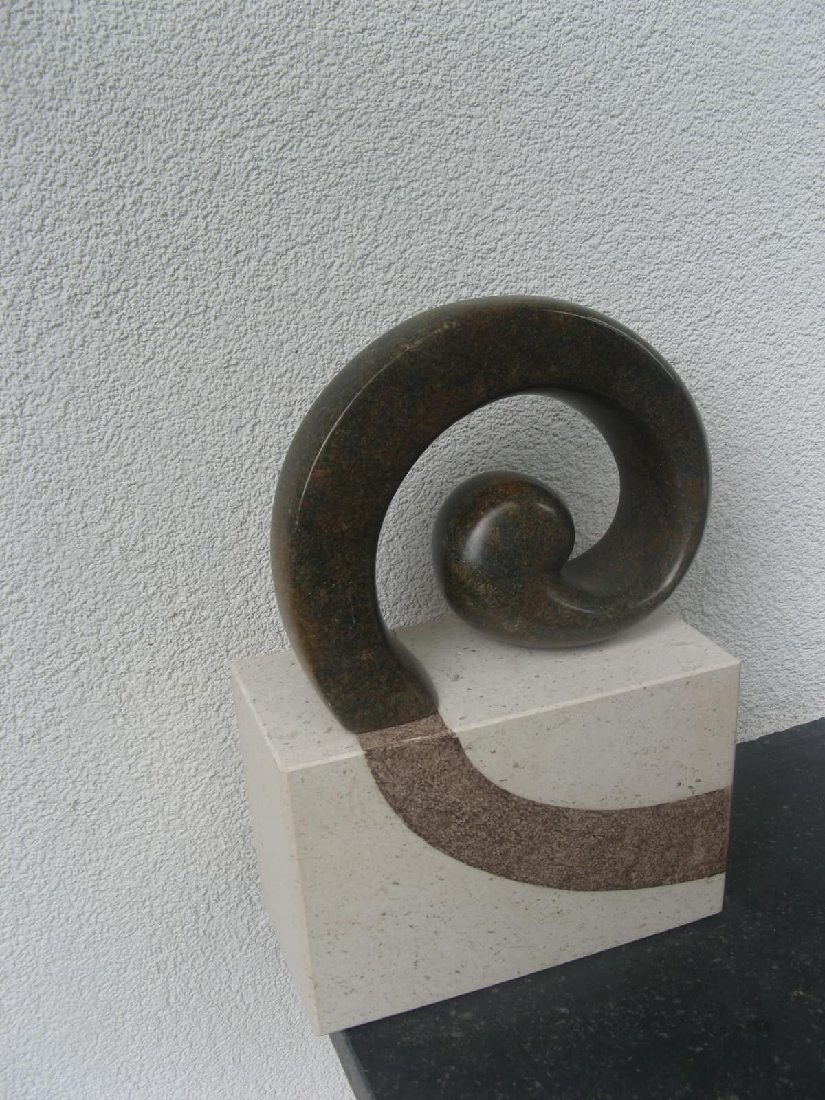 Zonder titel (spiraal), serpentijn — vooraanzicht.