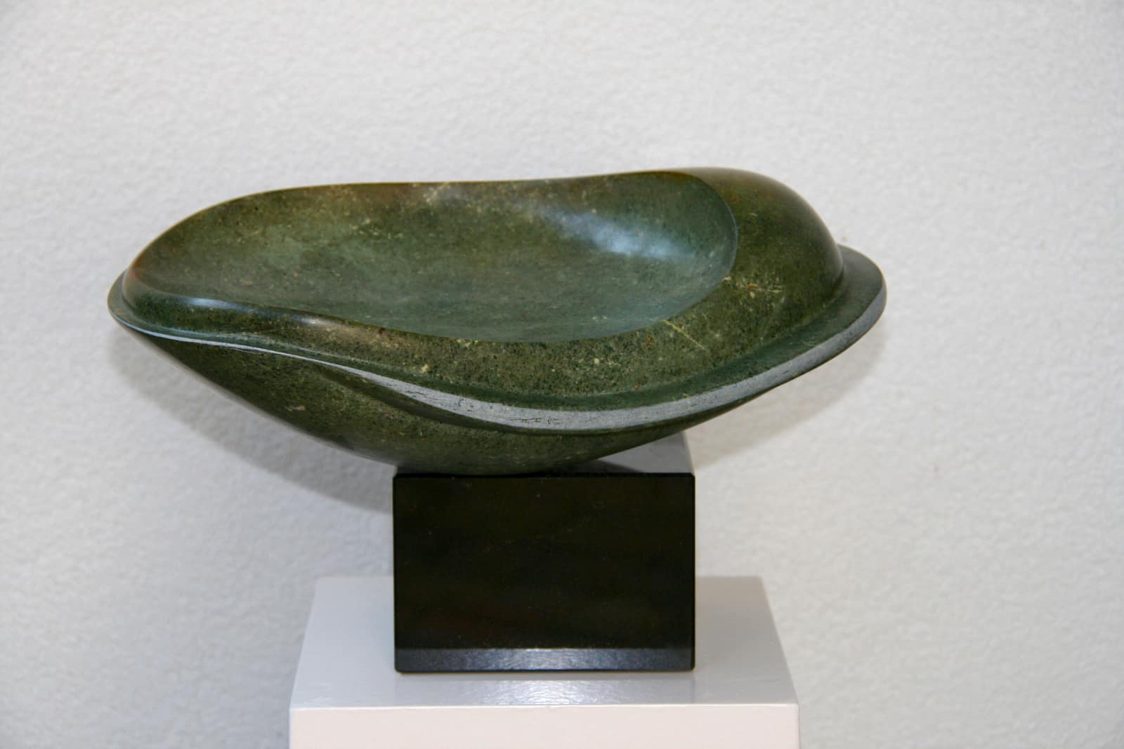 Zonder titel (schaal), serpentijn — vooraanzicht.