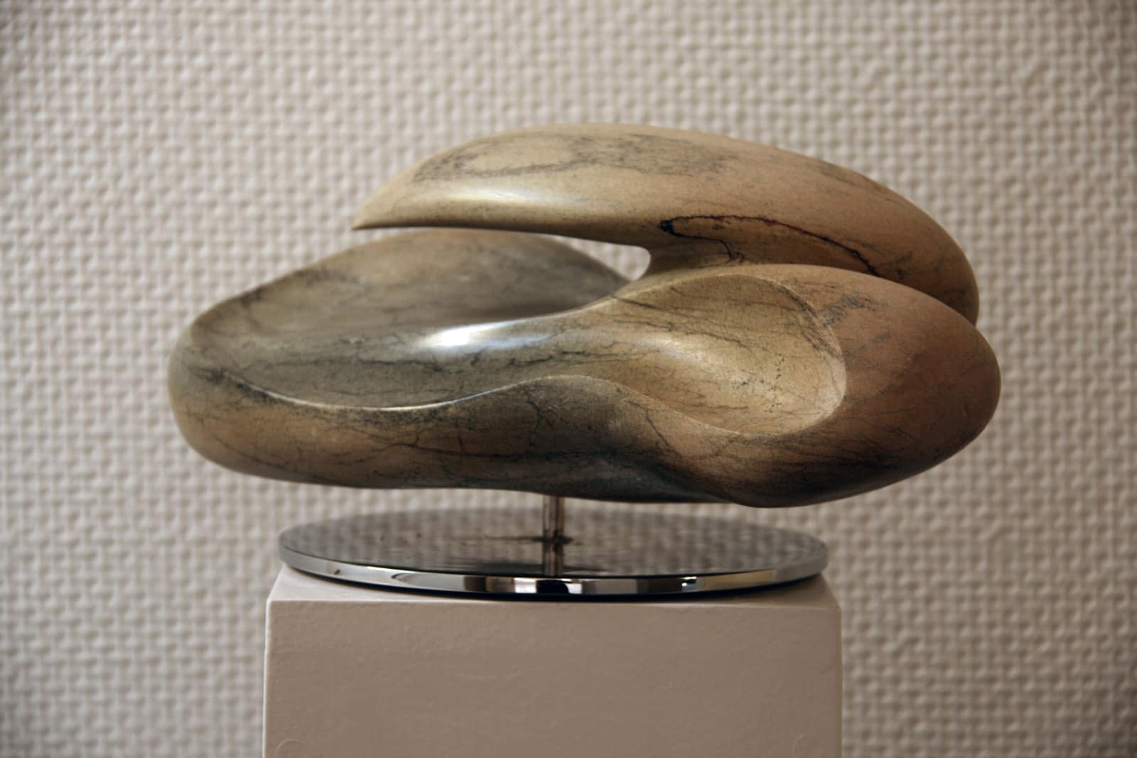 Zonder titel (rustende vogel), serpentijn — vooraanzicht.