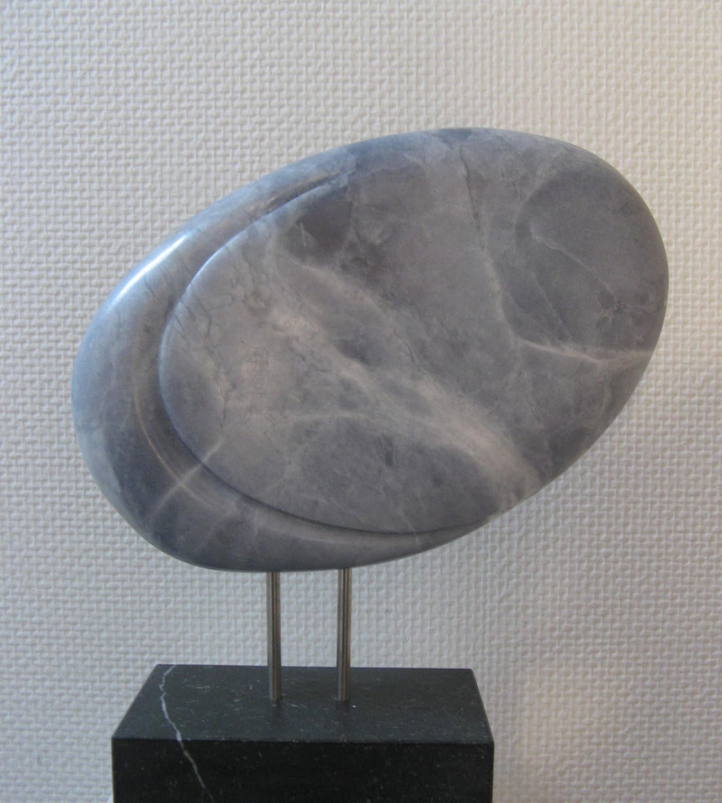 Zonder titel (schijf), marmer — zijaanzicht.