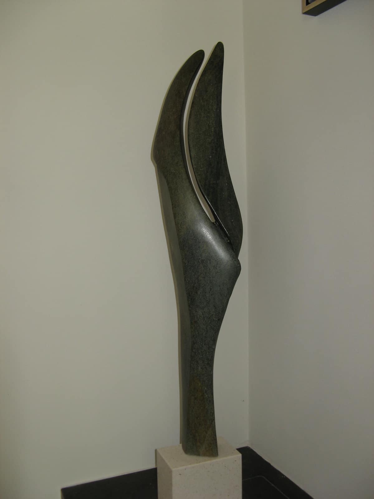Zonder titel (slanke vorm), serpentijn — vooraanzicht.