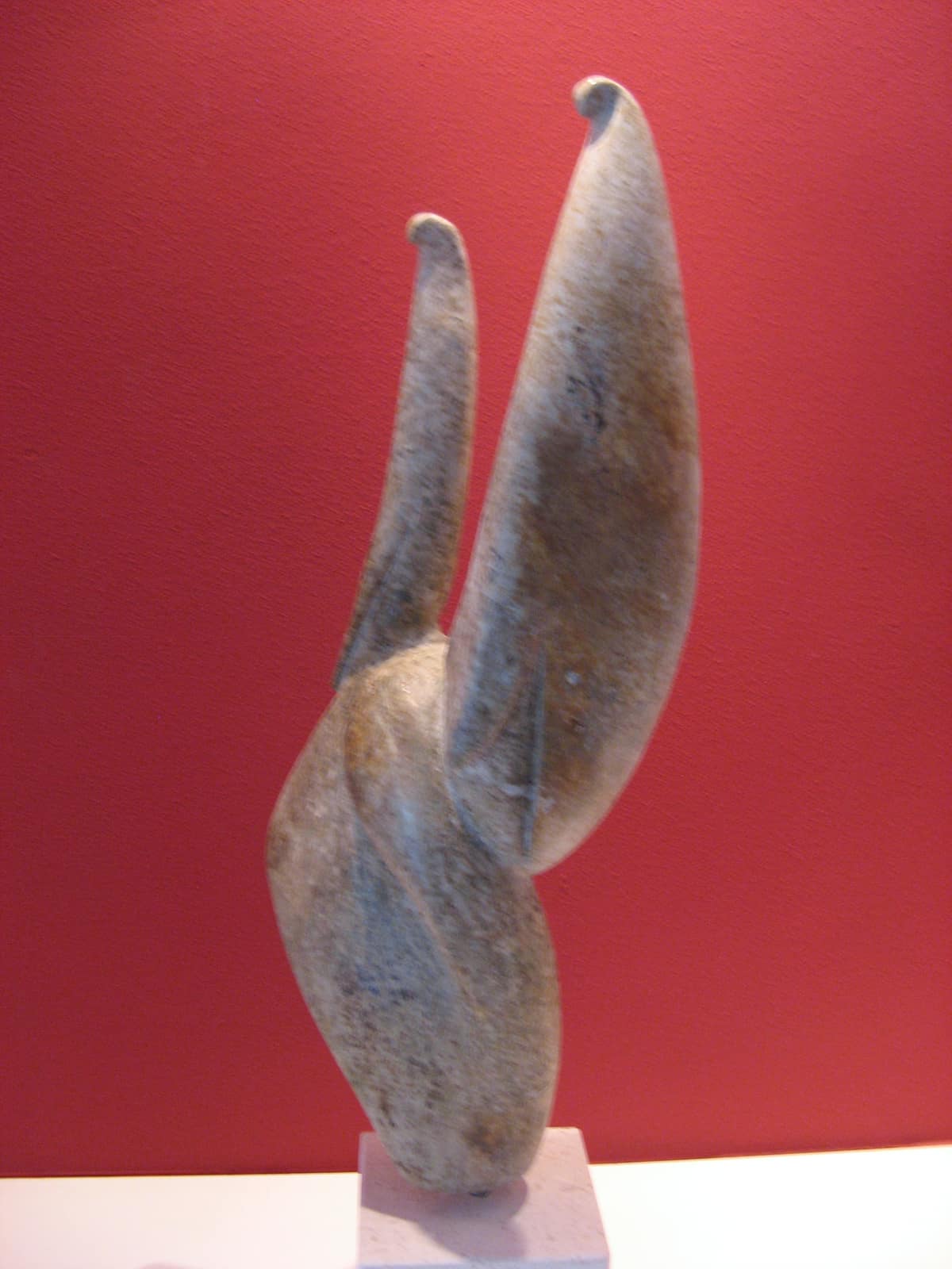 Zonder titel (vlam II), albast — vooraanzicht.