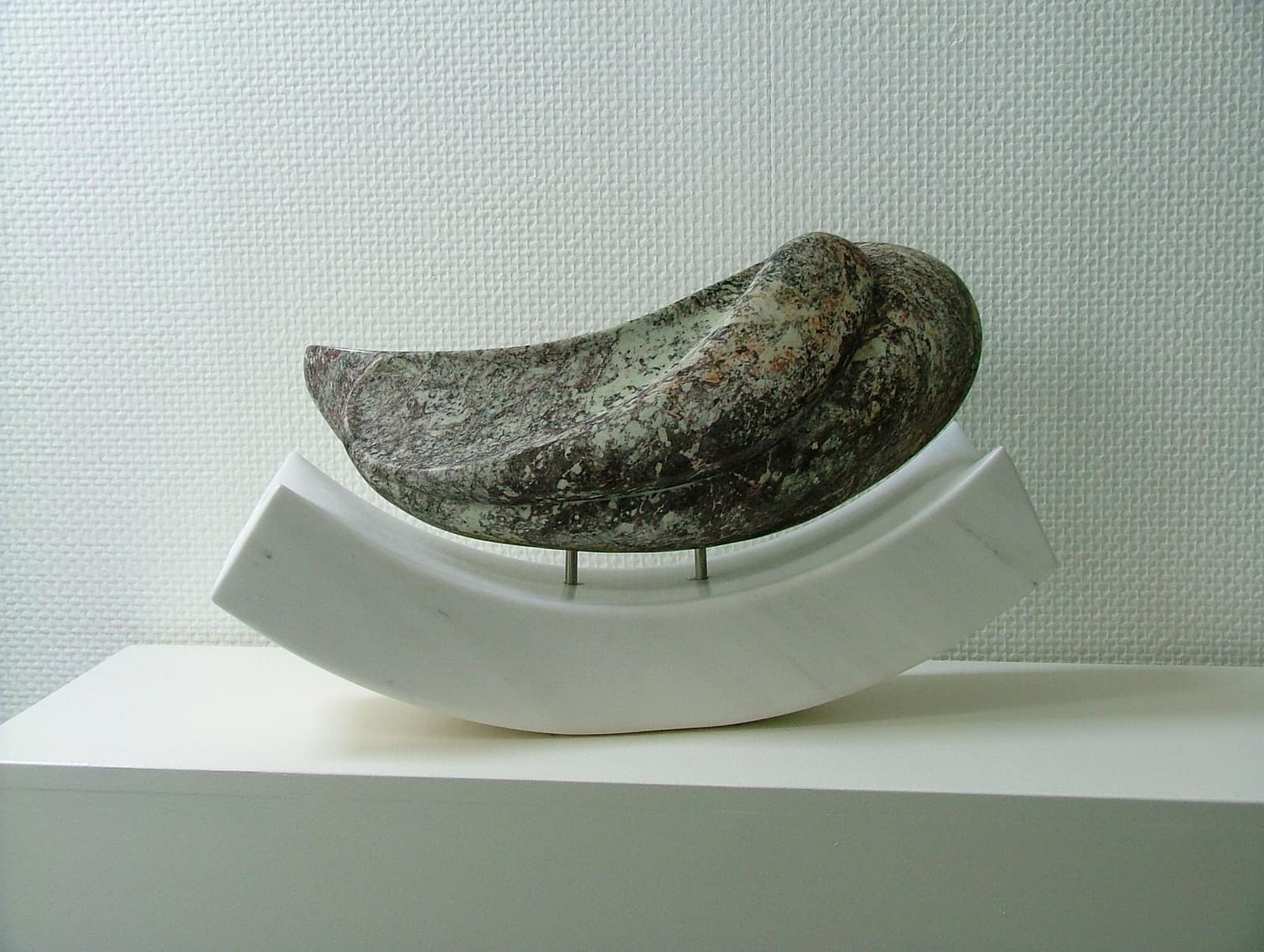 Zonder titel (rustende vorm), serpentijn — vooraanzicht.